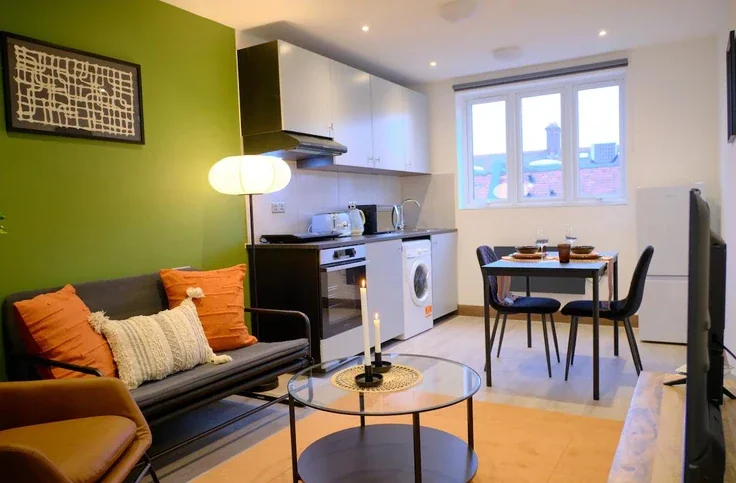 Flat Woodstock Road in Greater London