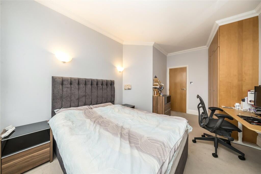 Flat Hatfields in Greater London