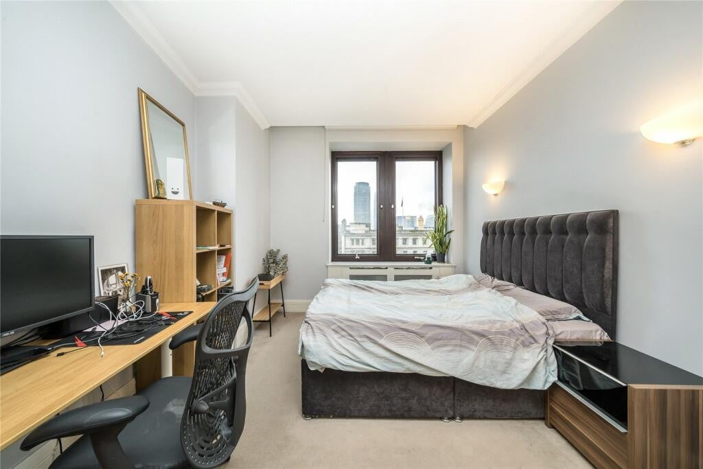 Flat Hatfields in Greater London