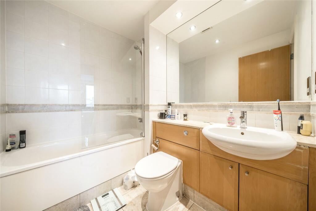 Flat Hatfields in Greater London
