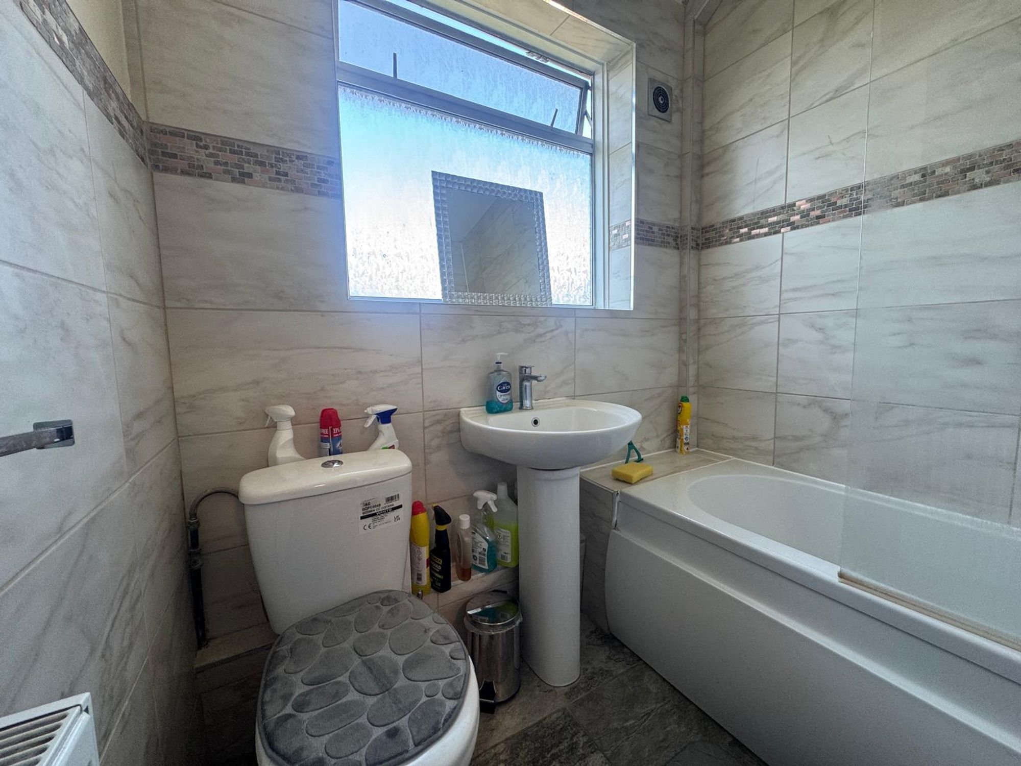 Room Carnforth Road in Greater London