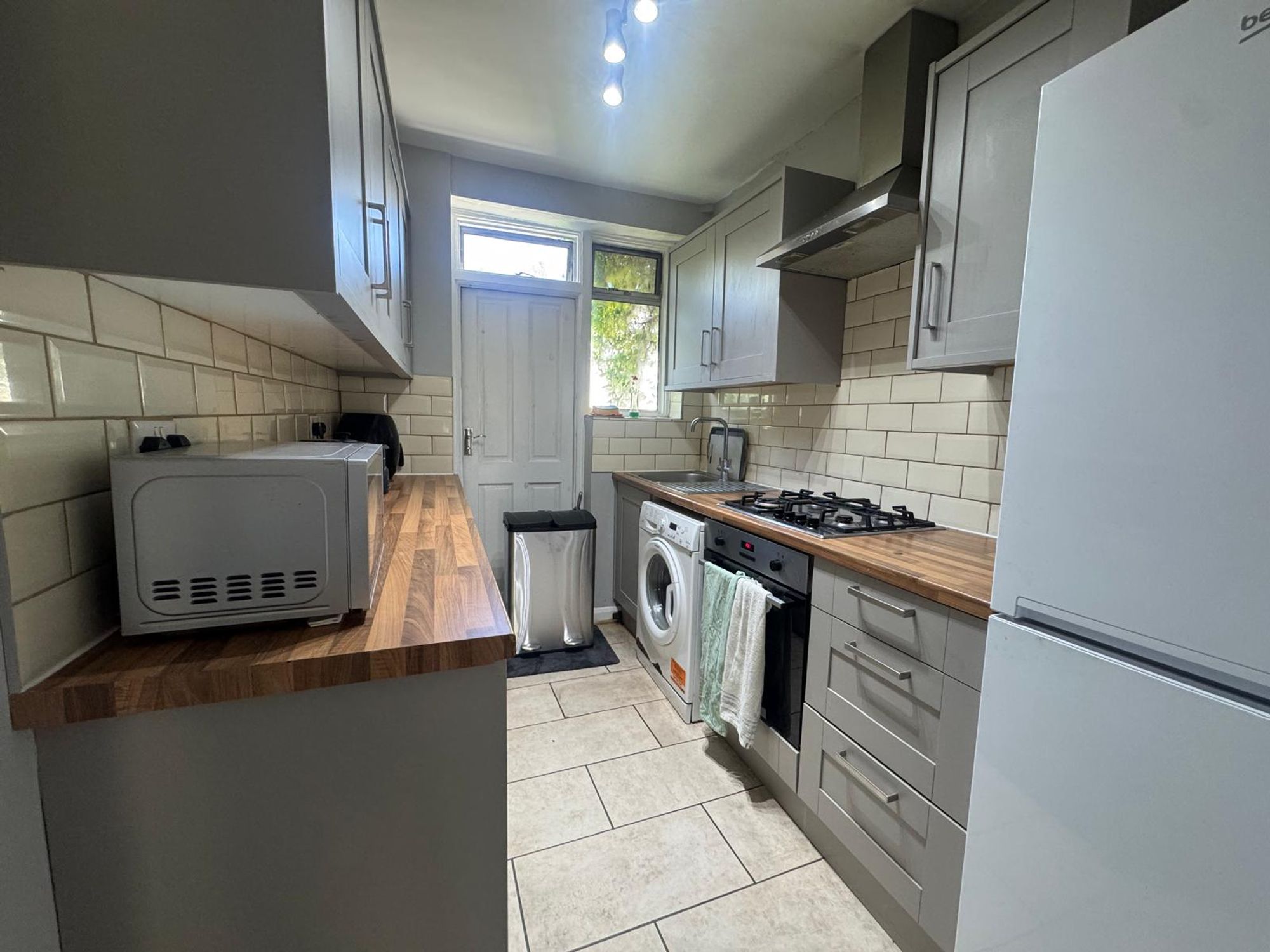 Room Carnforth Road in Greater London