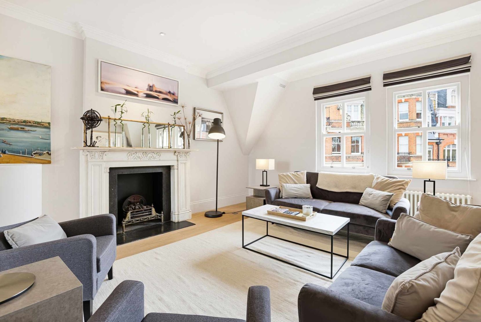 Flat Kensington Court in Greater London