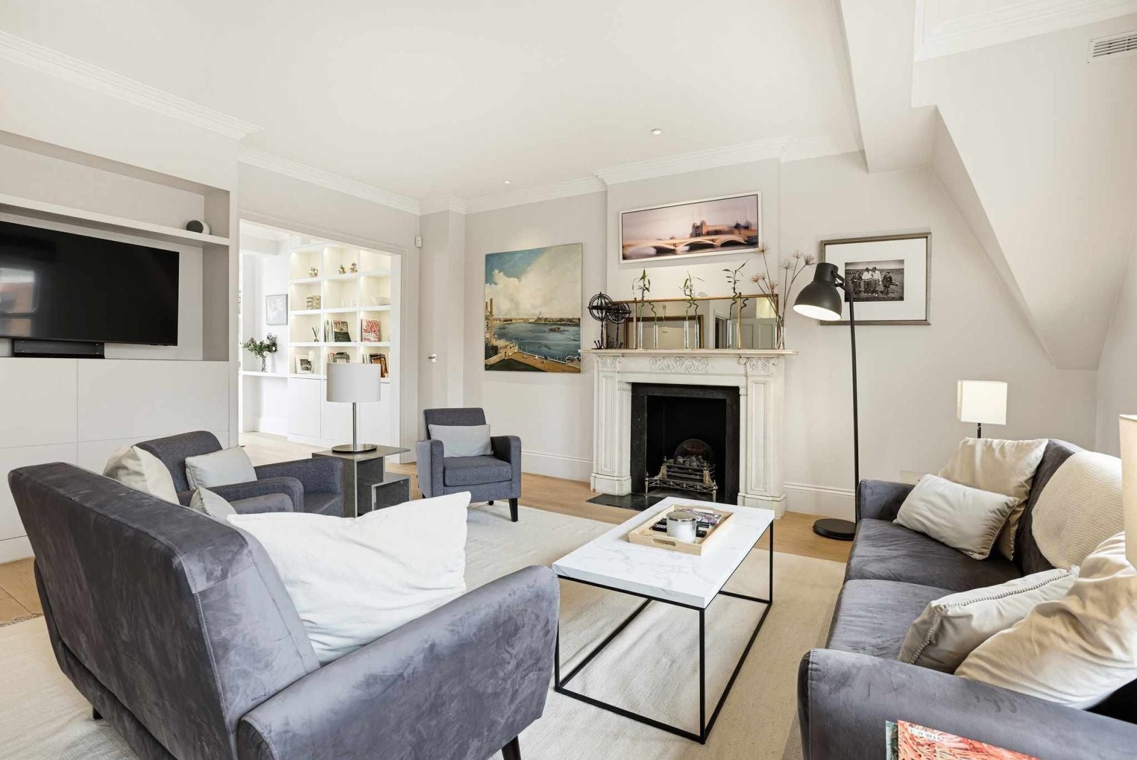 Flat Kensington Court in Greater London