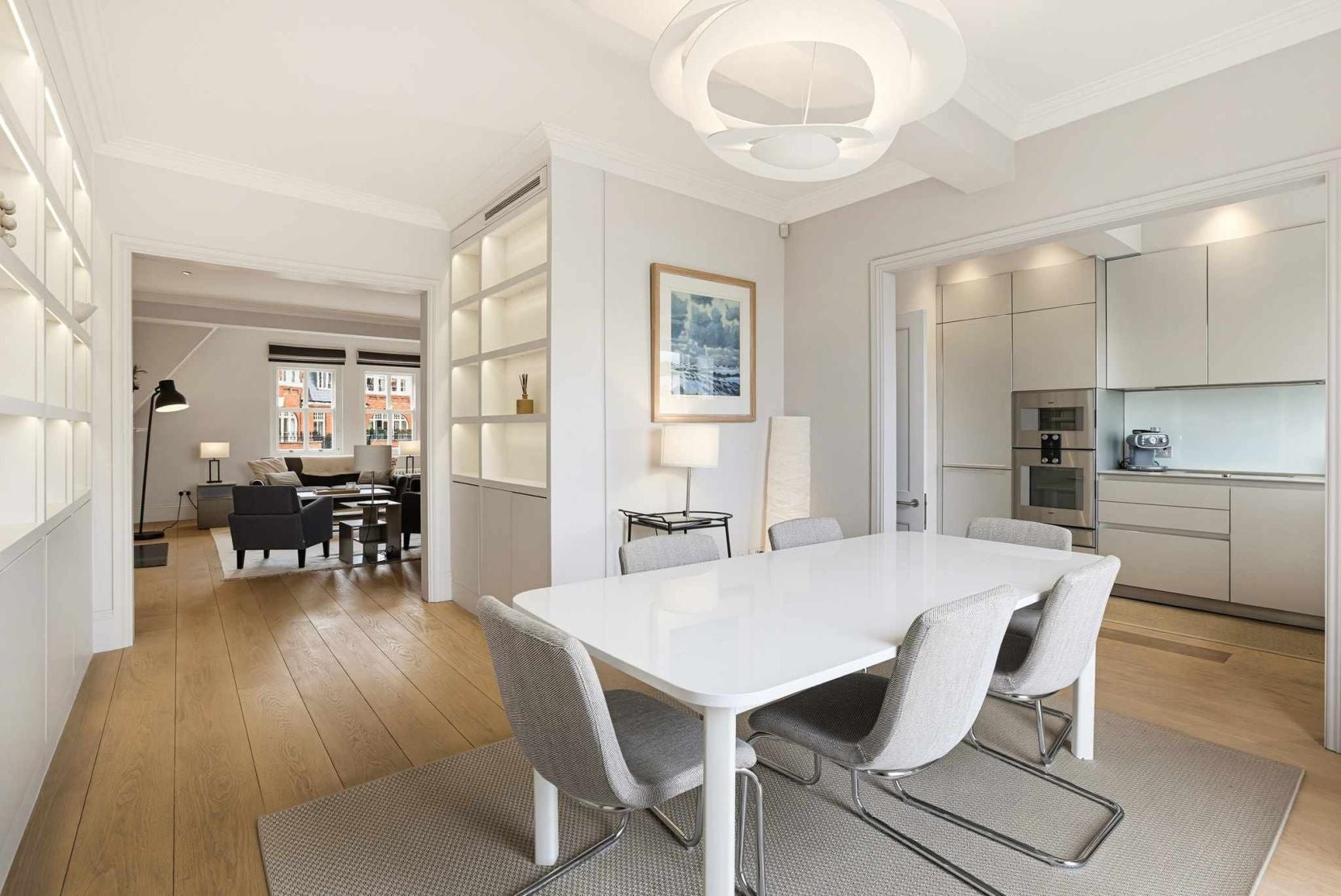 Flat Kensington Court in Greater London
