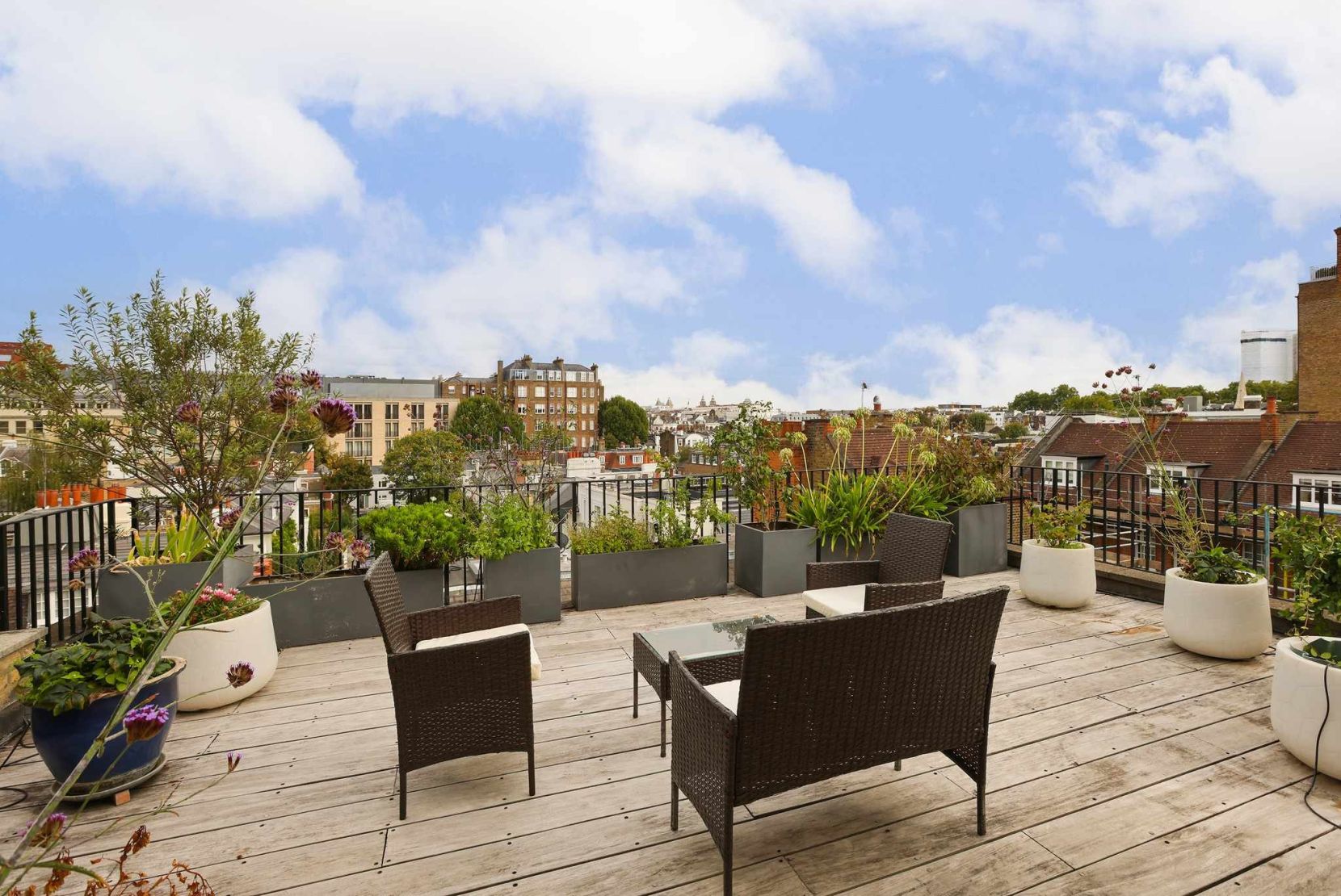 Flat Kensington Court in Greater London