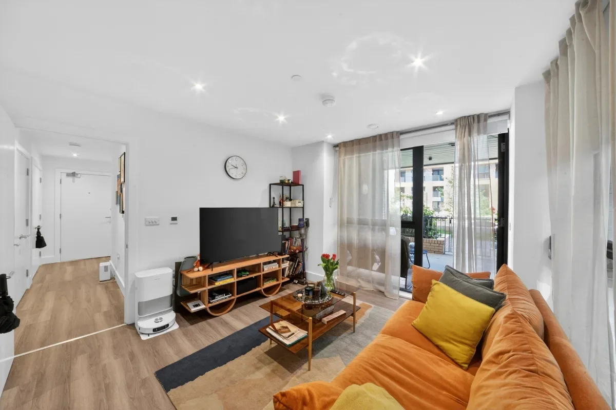 Flat Juniper Crescent in Greater London