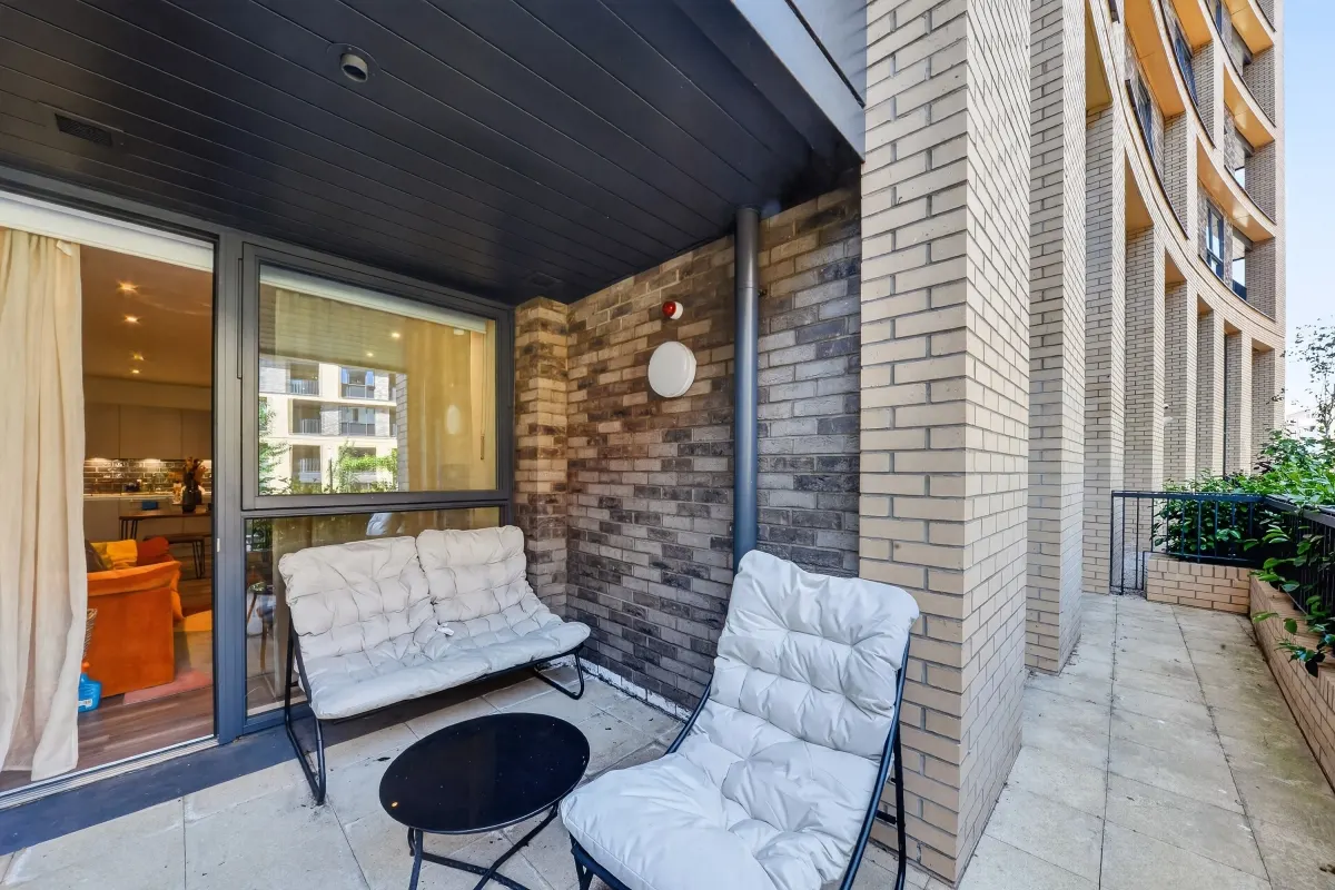 Flat Juniper Crescent in Greater London