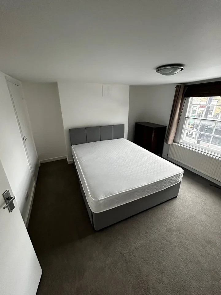 Flat Clapham High Street in Greater London