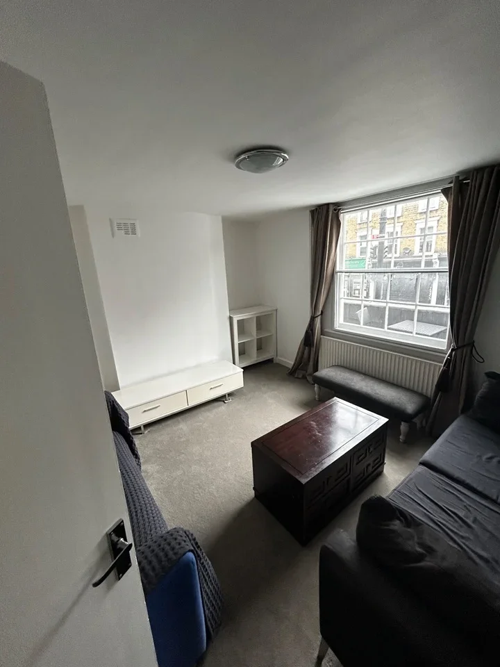 Flat Clapham High Street in Greater London