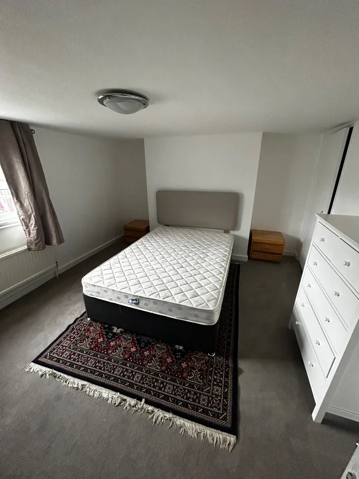 Flat Clapham High Street in Greater London