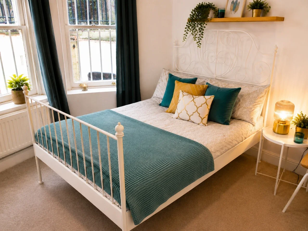 Flat Holland Park Gardens in Greater London