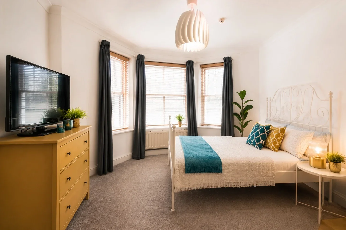 Flat Holland Park Gardens in Greater London