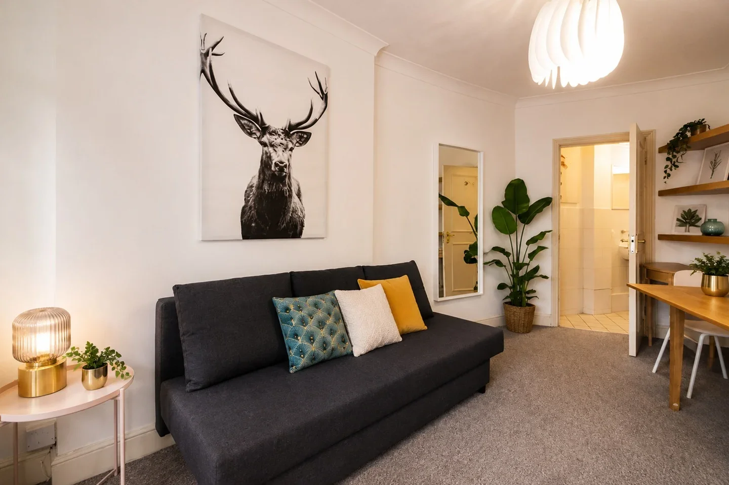 Flat Holland Park Gardens in Greater London