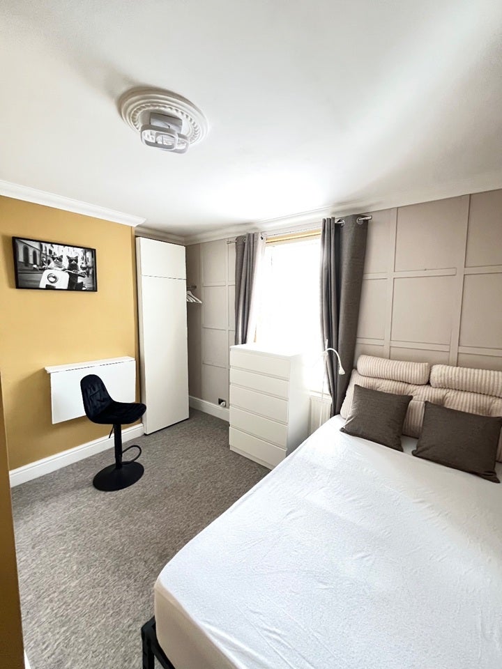 Room Beaconsfield Road in Poole