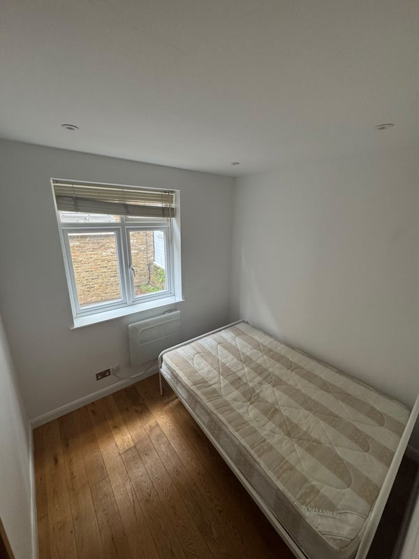 Flat Barb Mews in Greater London