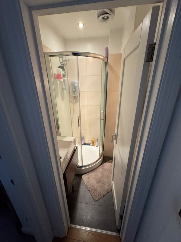 Flat Barb Mews in Greater London