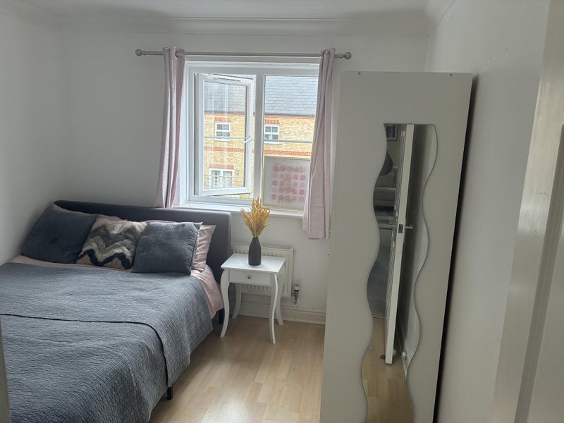 Room Coldstream Road in Caterham on the Hill
