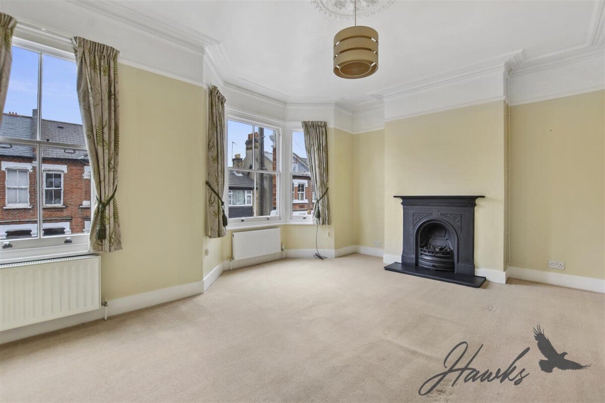 Flat Mafeking Avenue in Greater London