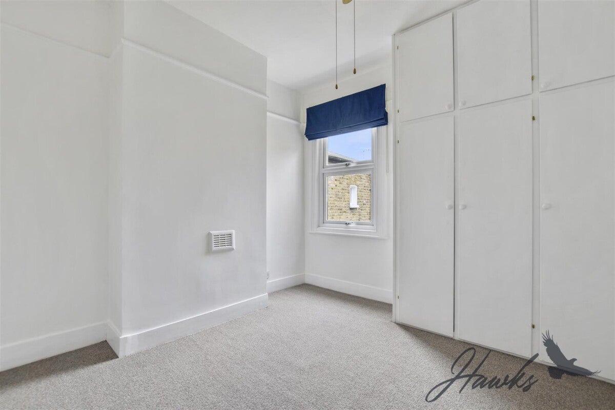 Flat Mafeking Avenue in Greater London
