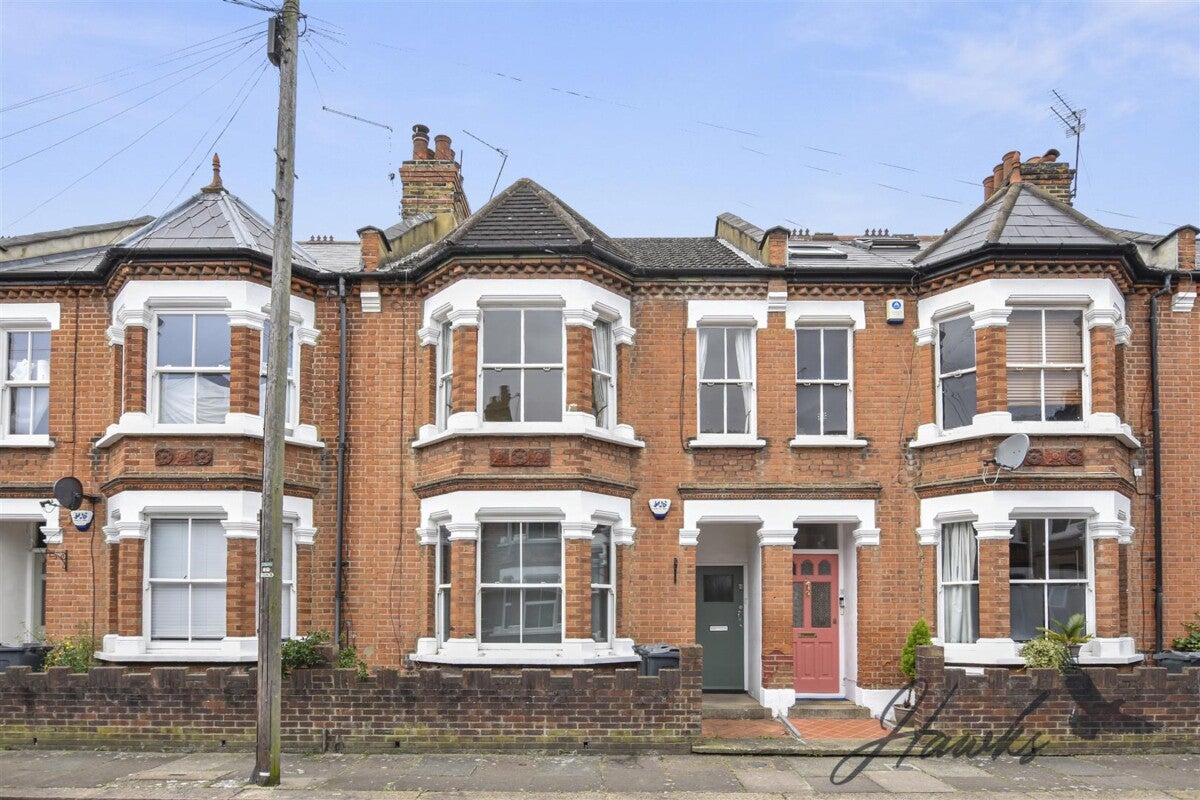 Flat Mafeking Avenue in Greater London