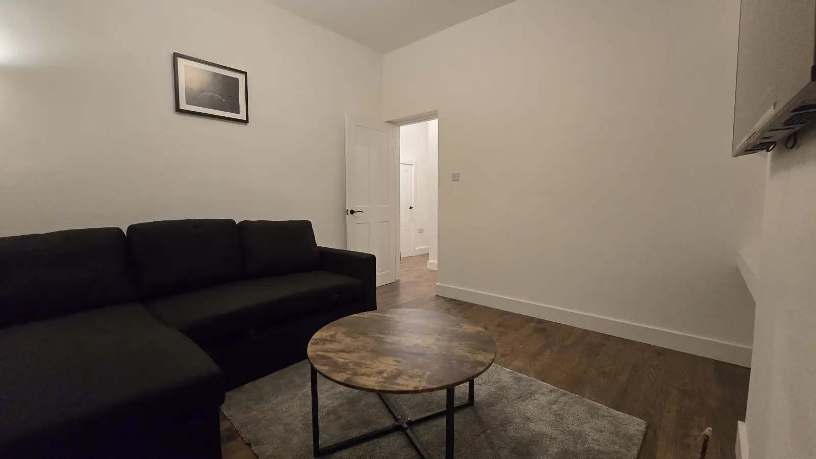 Flat Sheaveshill Avenue in Greater London