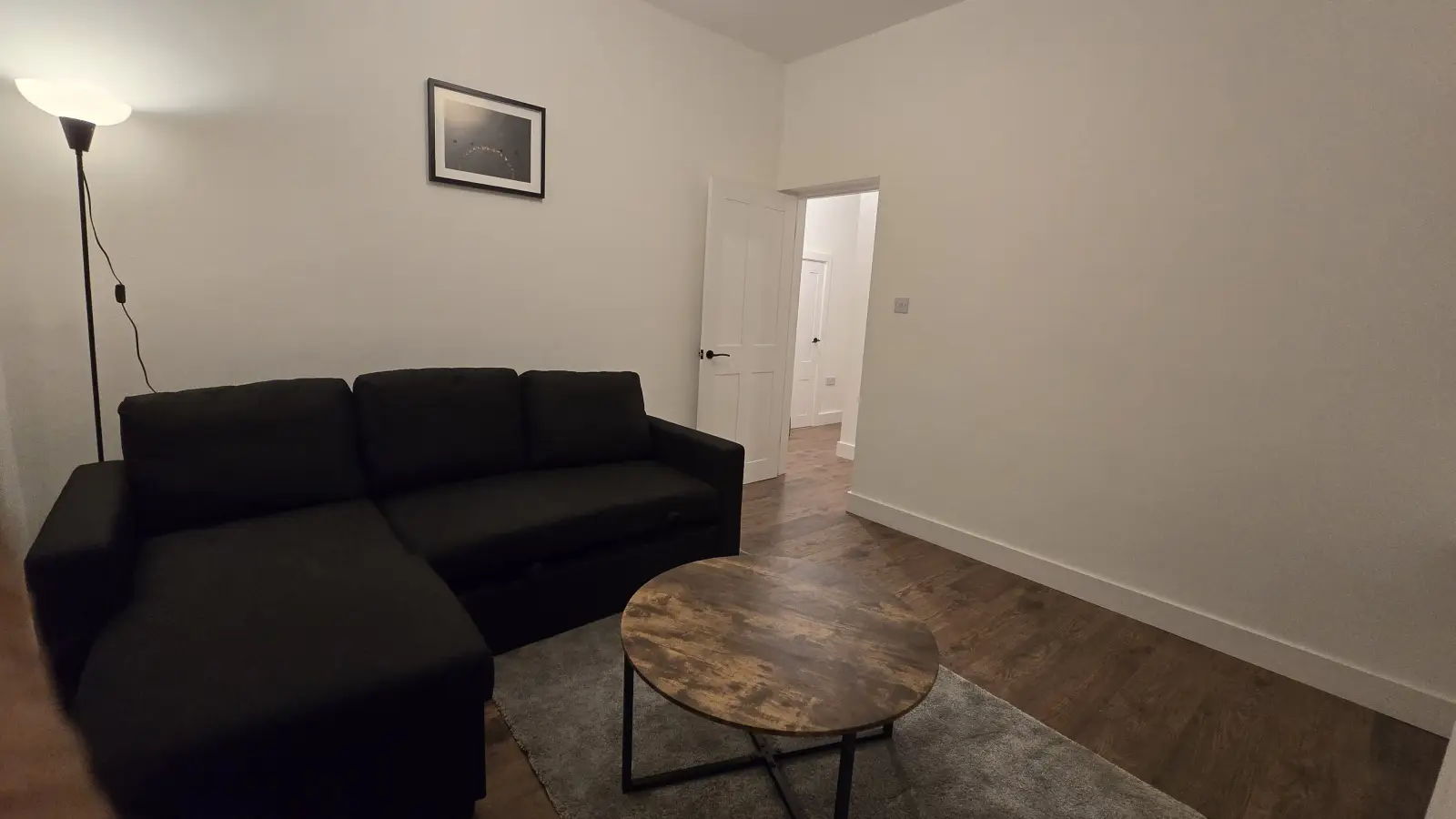 Flat Sheaveshill Avenue in Greater London