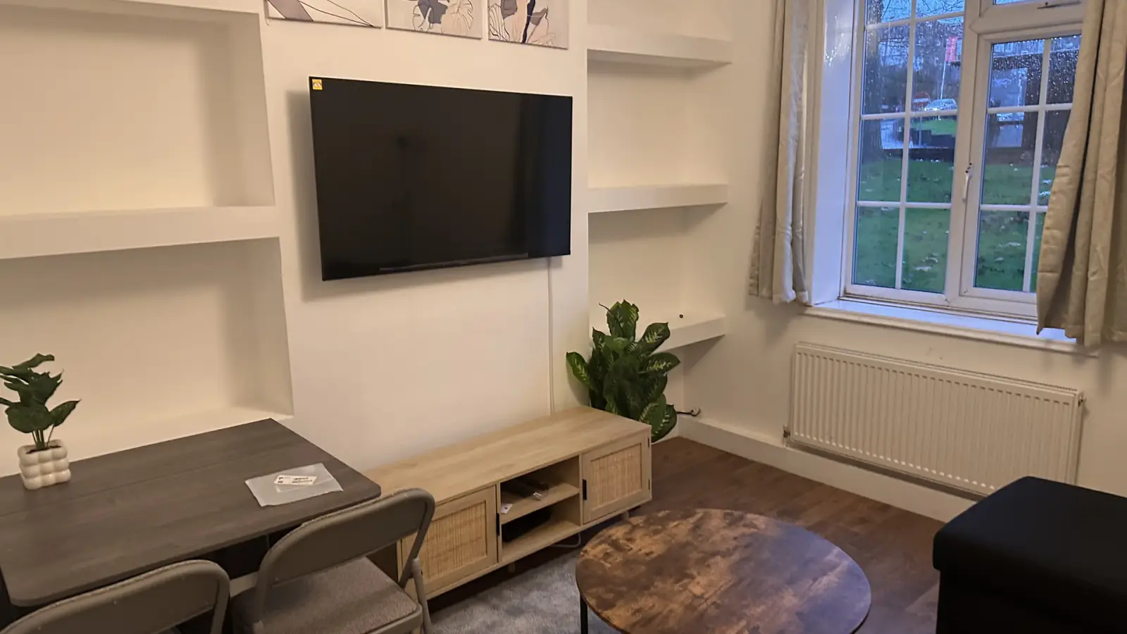 Flat Sheaveshill Avenue in Greater London