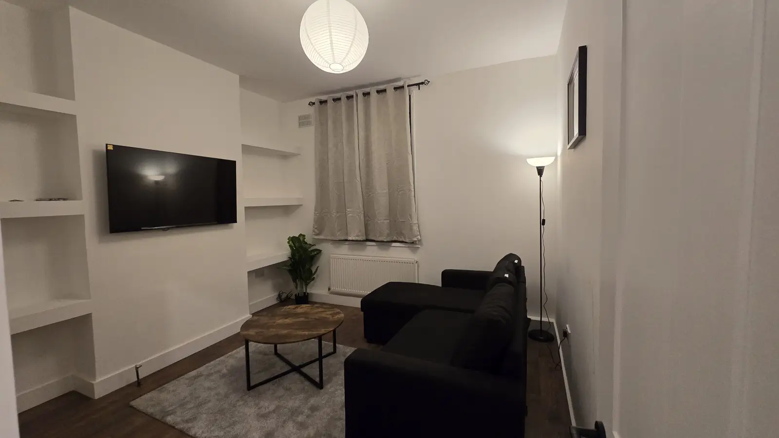 Flat Sheaveshill Avenue in Greater London