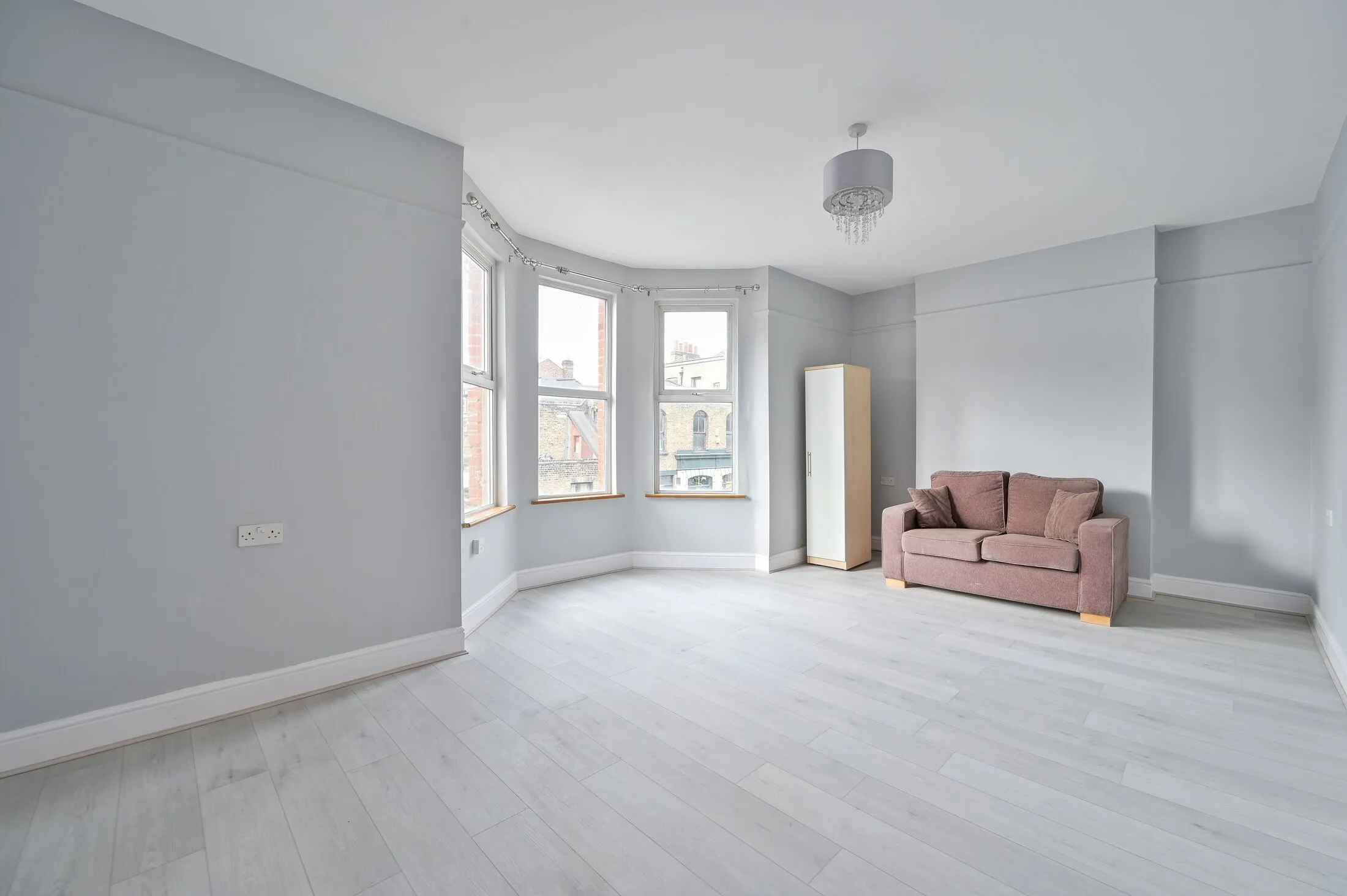 Flat Bavent Road in Greater London