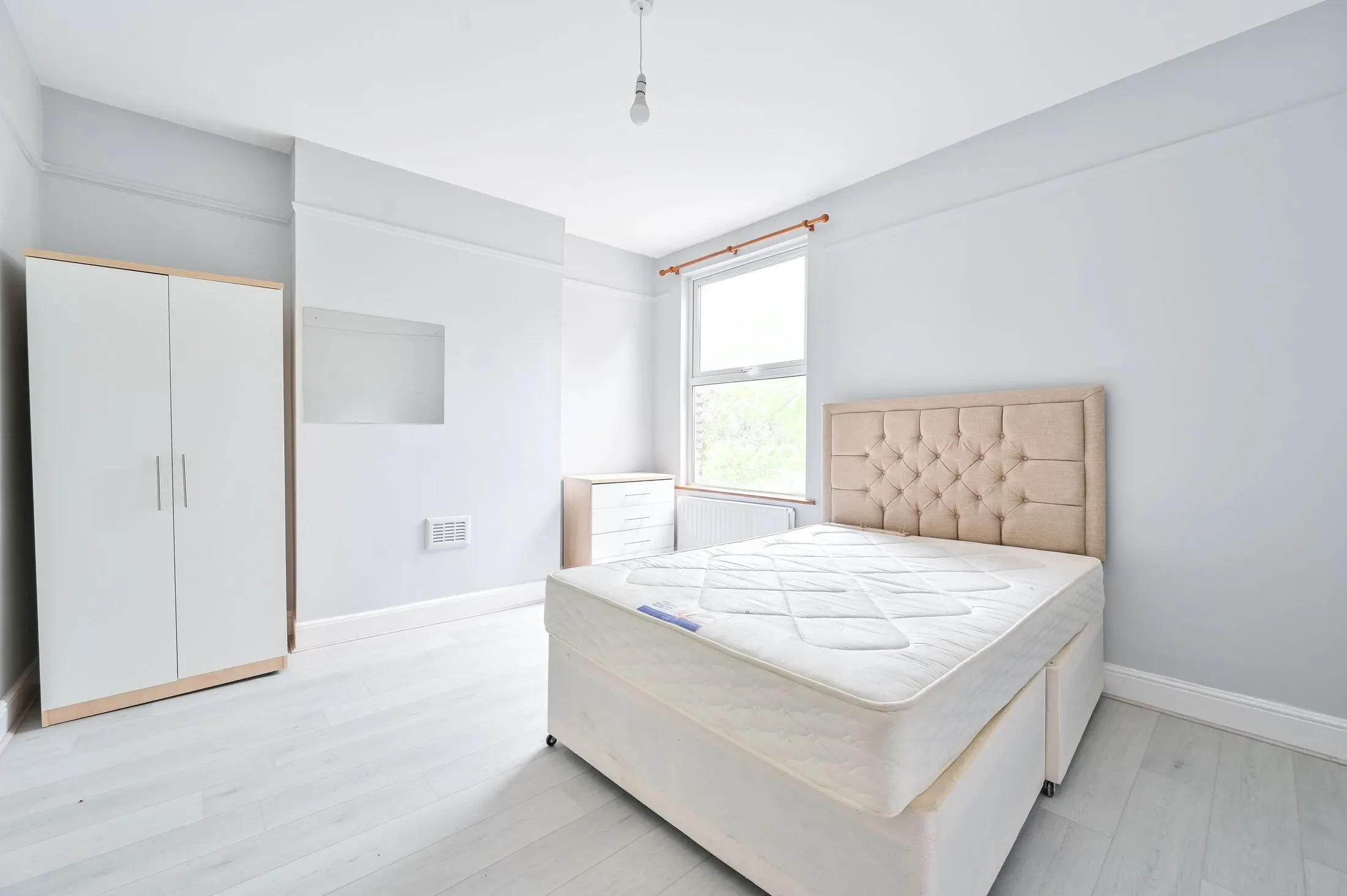 Flat Bavent Road in Greater London