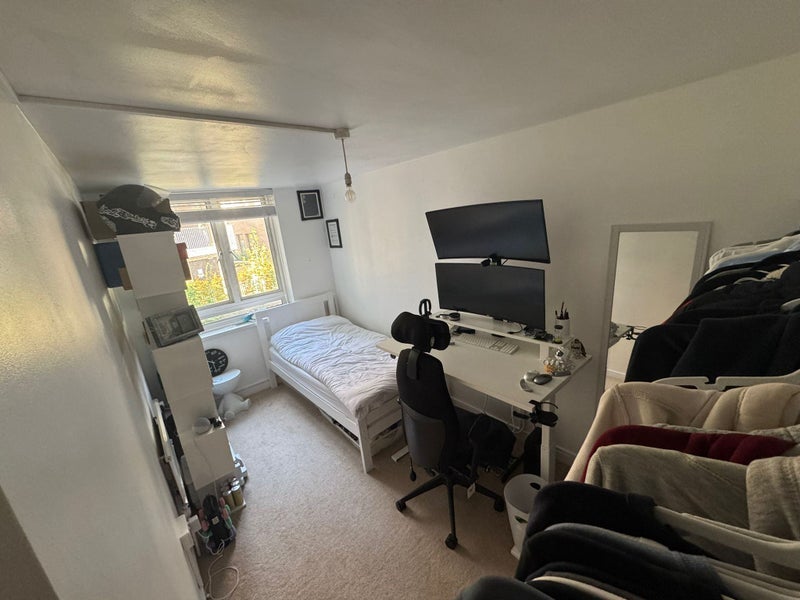 Room Hampden Close in Greater London