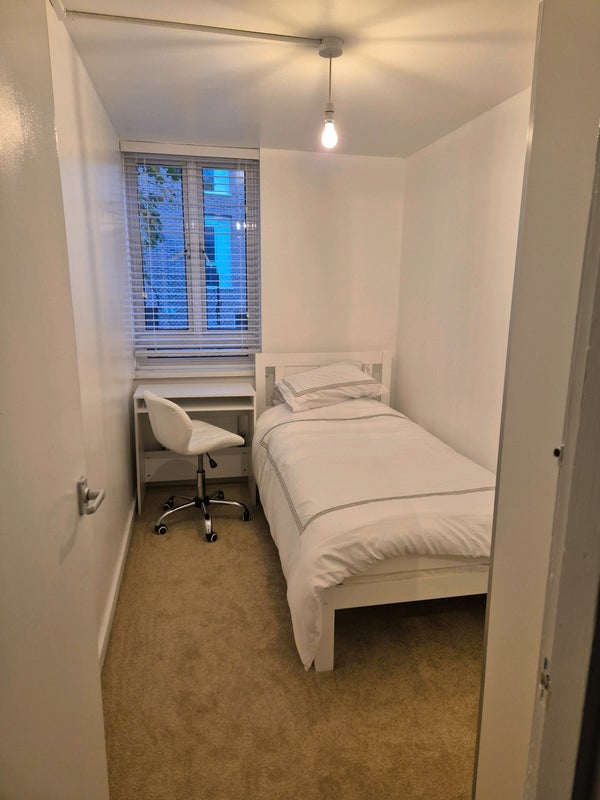 Room Hampden Close in Greater London
