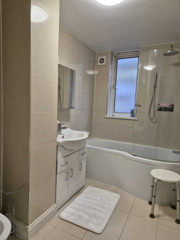 Room Hampden Close in Greater London