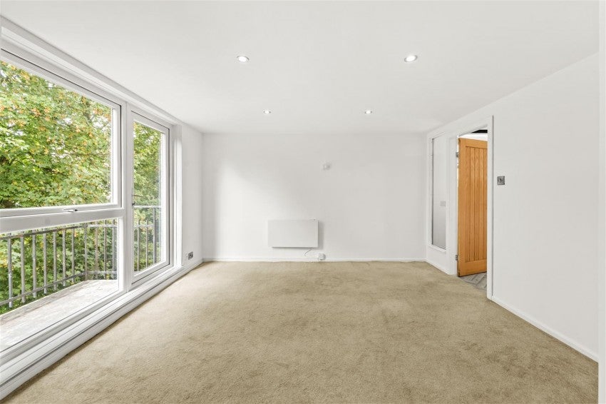 Flat Manor Court in Trafford