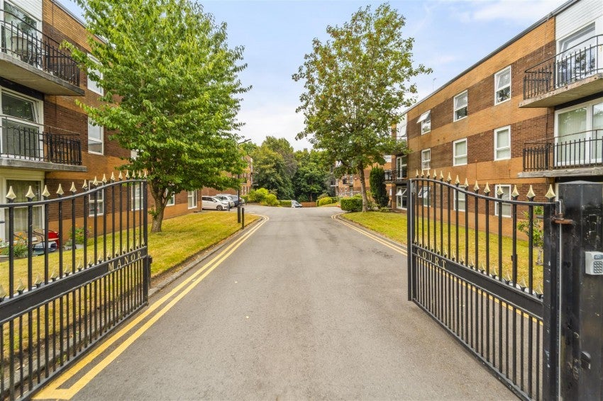 Flat Manor Court in Trafford