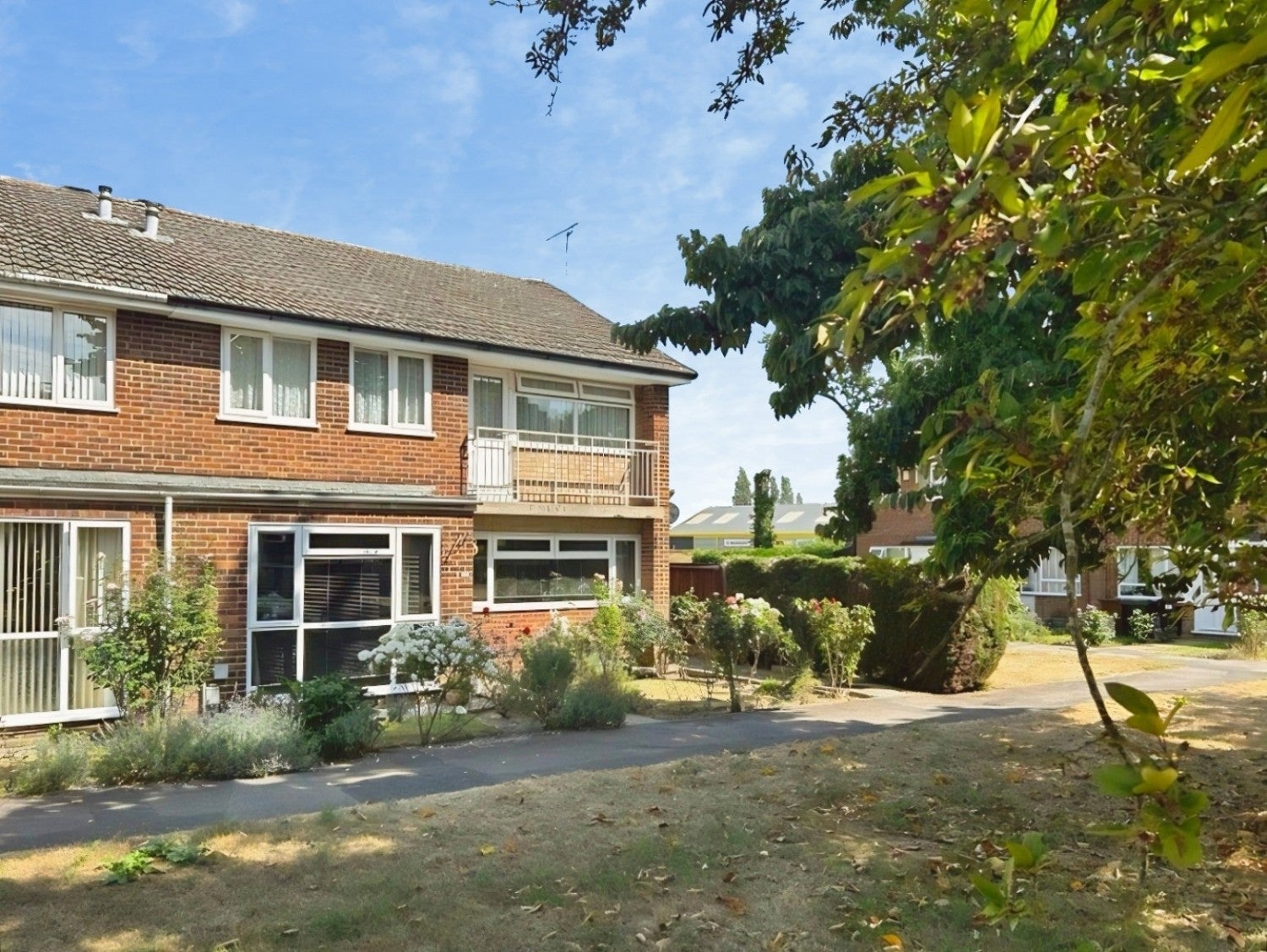 Flat East Lodge Road in Ashford