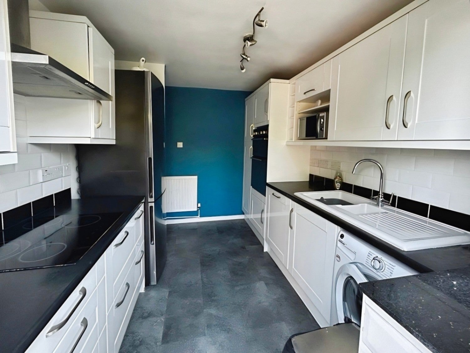 Flat East Lodge Road in Ashford