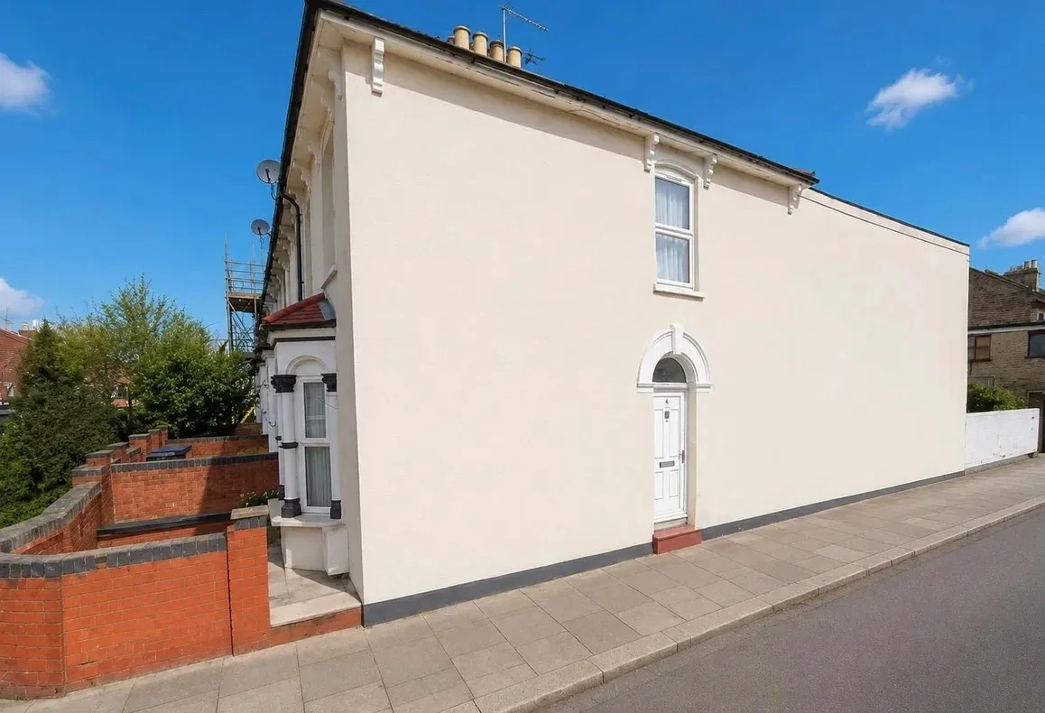 Flat Cornwall Road in Greater London