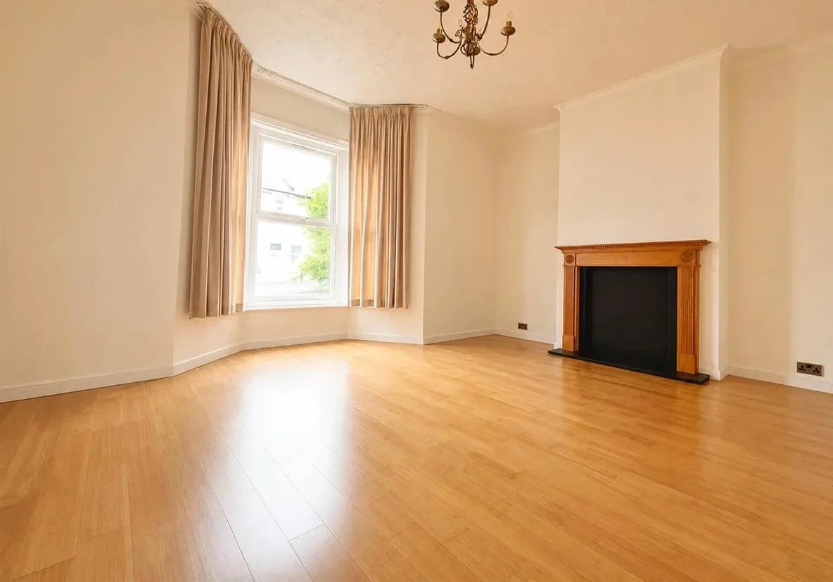 Flat Cornwall Road in Greater London