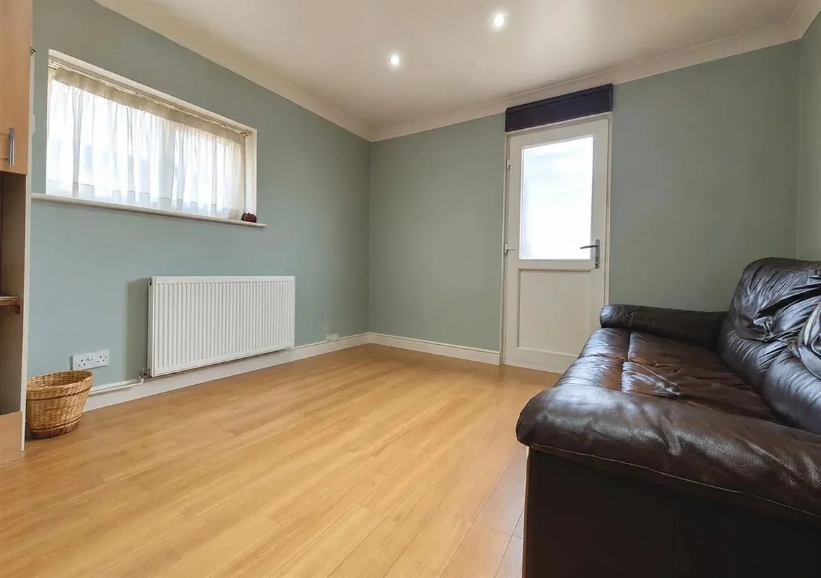 Flat Cornwall Road in Greater London