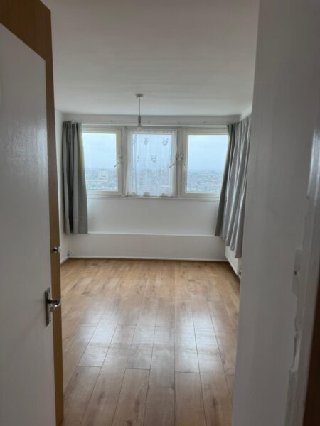 Flat Leather Gardens in Greater London