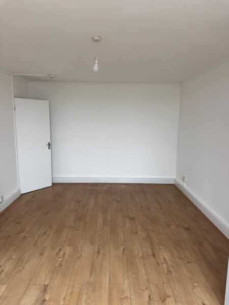 Flat Leather Gardens in Greater London