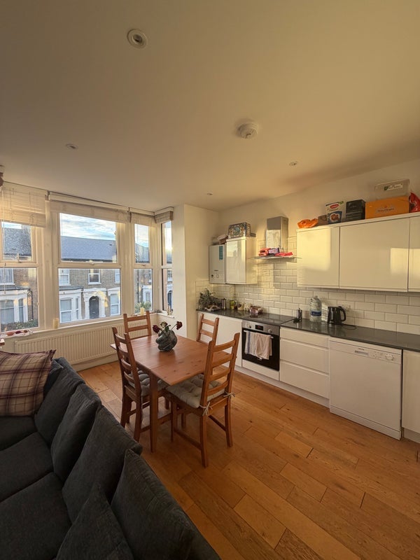 Room Beatrice Road in Greater London