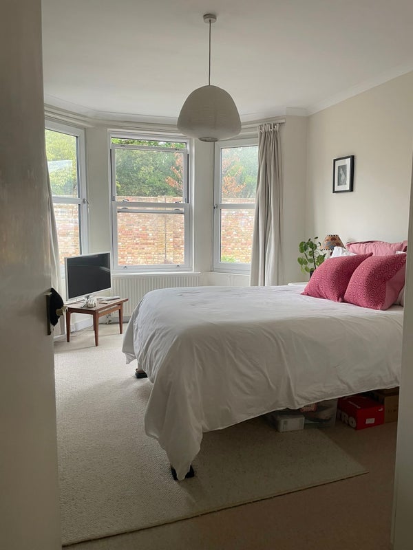 Room Holmdale Road in Greater London