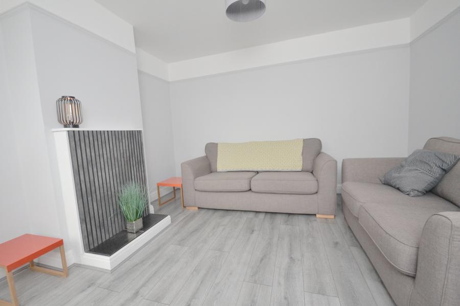 Flat Kingswood Road in Manchester