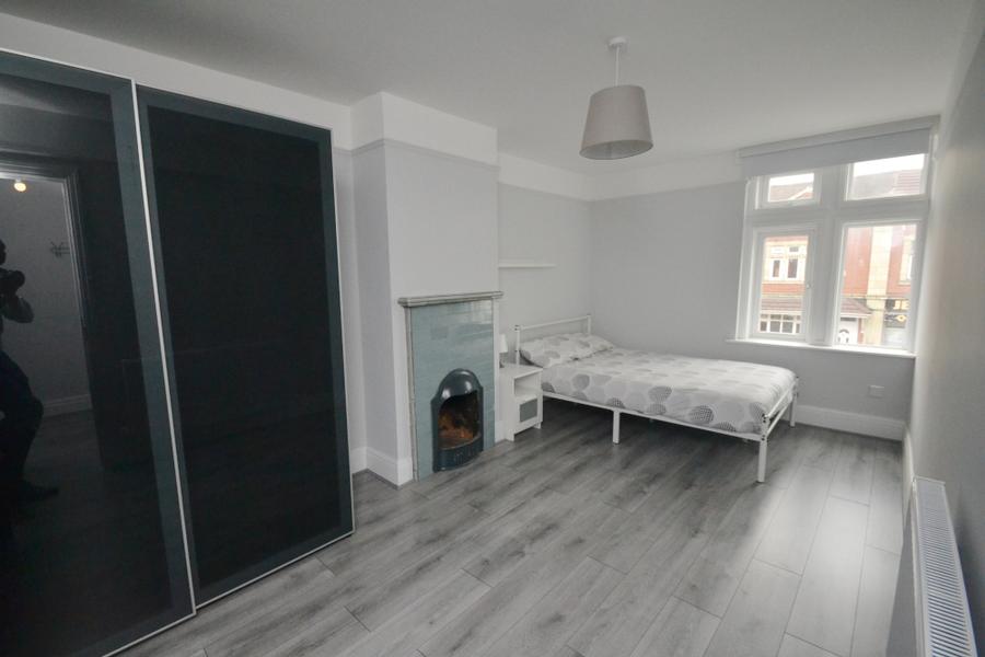 Flat Kingswood Road in Manchester