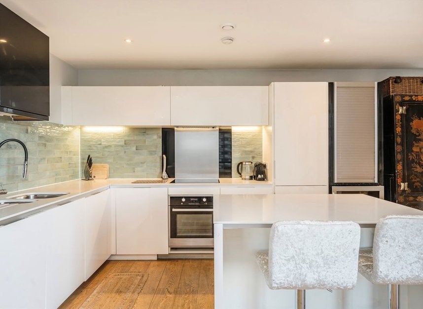 Flat Hardwicks Square in Greater London