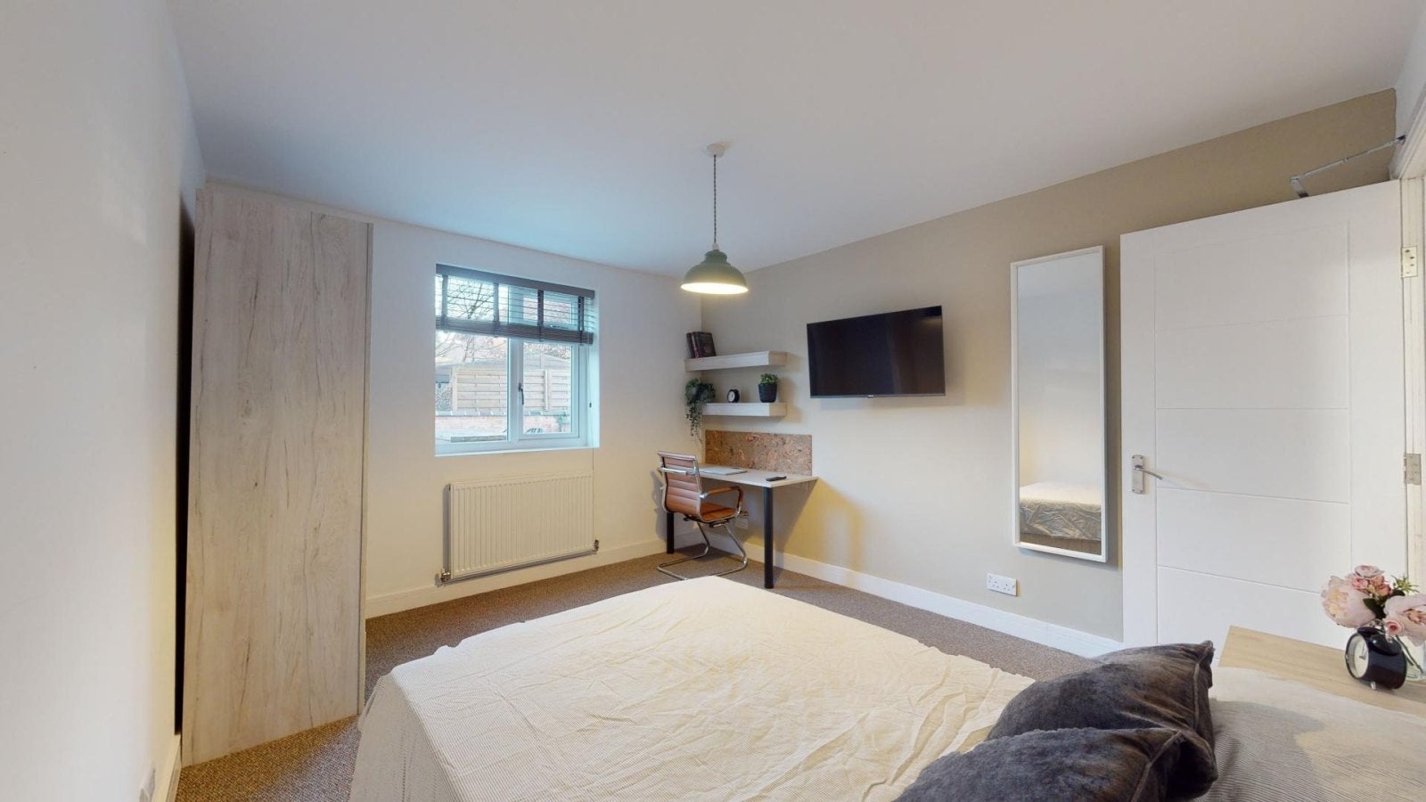 Room Royland Road in Charnwood