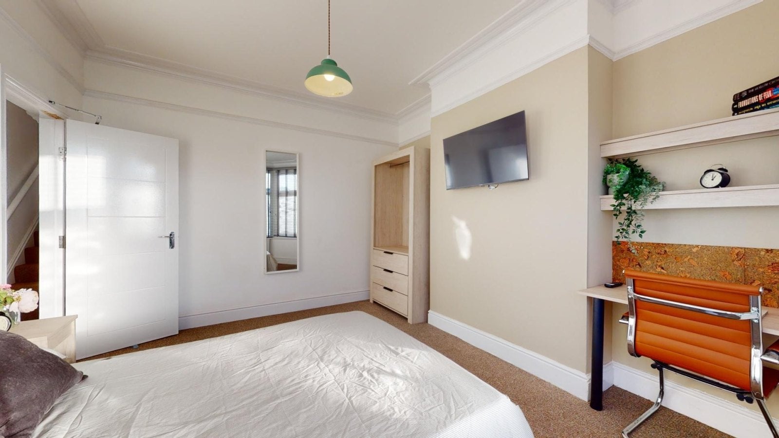 Room Royland Road in Charnwood